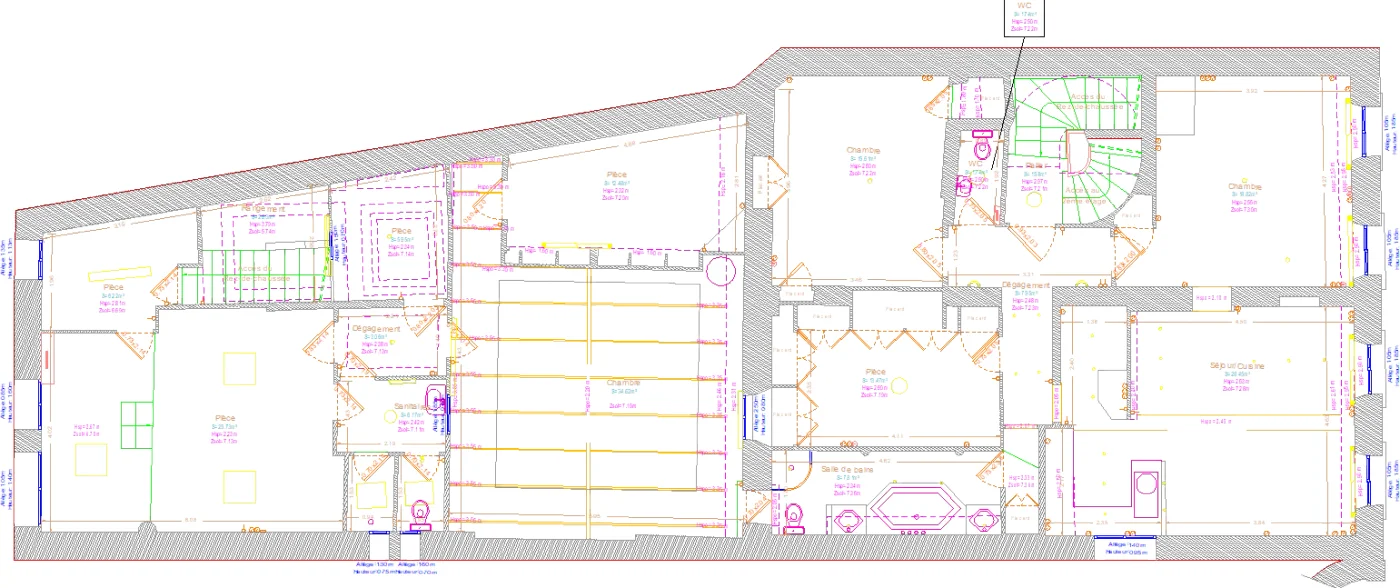Plan de niveau d'un immeuble ancien avec pièces, poutres et escaliers