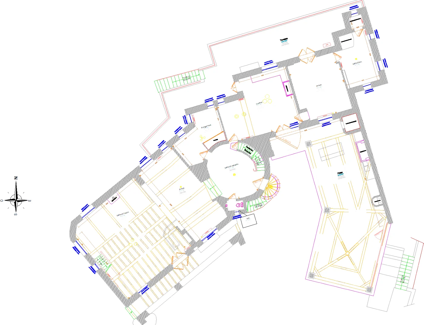 Plan d'intérieur tel que construit d'une maison : murs, cloisons, menuiseries, escaliers et poutres