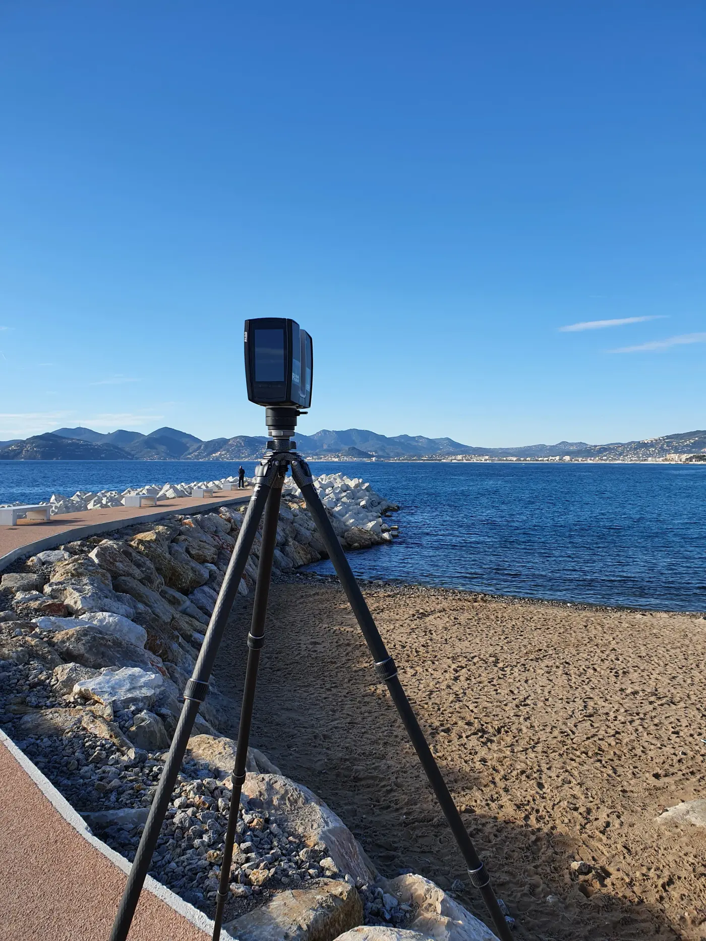 Scanner laser 3D en station sur une digue en bord de mer, sur la Côte d'Azur