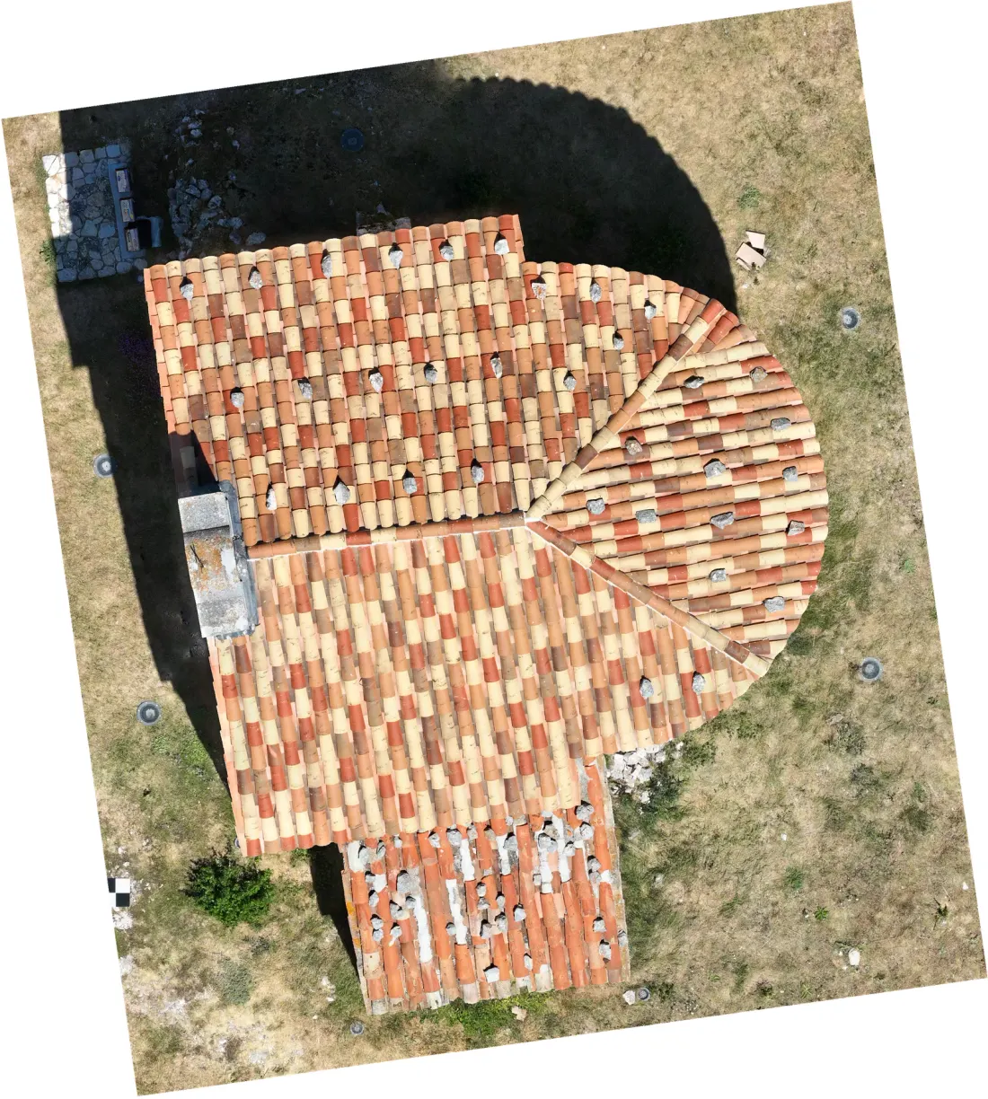Orthophoto verticale d'une toiture de chapelle prise par drone