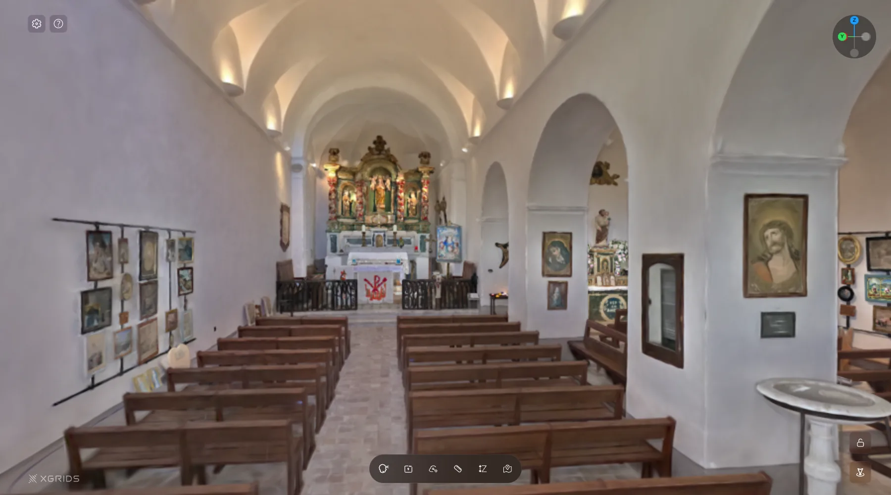 Aperçu de la visite 3D : nef d'une chapelle avec bancs, retable et tableaux, restituée en Gaussian Splatting