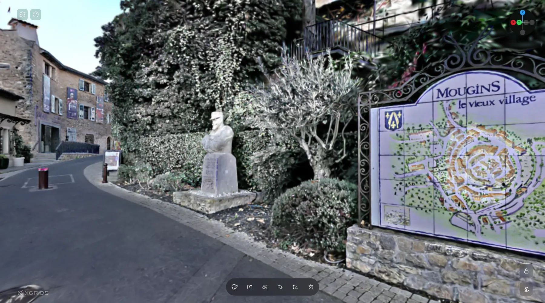 Aperçu de la visite 3D : entrée d'un vieux village, rue, buste en pierre et végétation, restitués en Gaussian Splatting